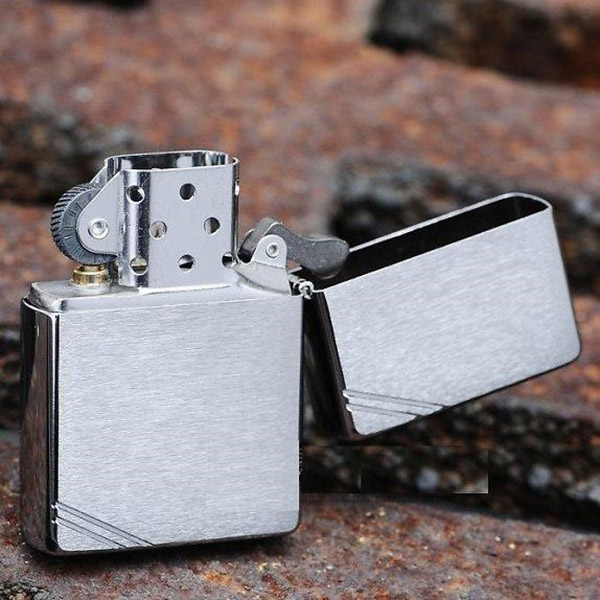 ZIPPO CHẶT GÓC BÓNG TRẮNG – HIGH POLISH CHROME VINTAGE WITH SLASHES 260