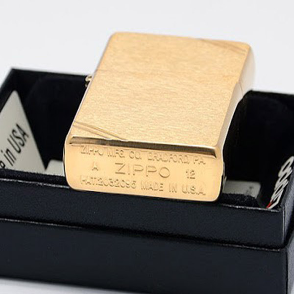 ZIPPO CHẶT GÓC NHÁM VÀNG – BRUSHED BRASS VINTAGE WITH SLASHES 240