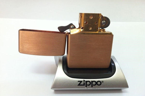 Bạn có biết bật lửa Zippo làm bằng chất liệu gì?