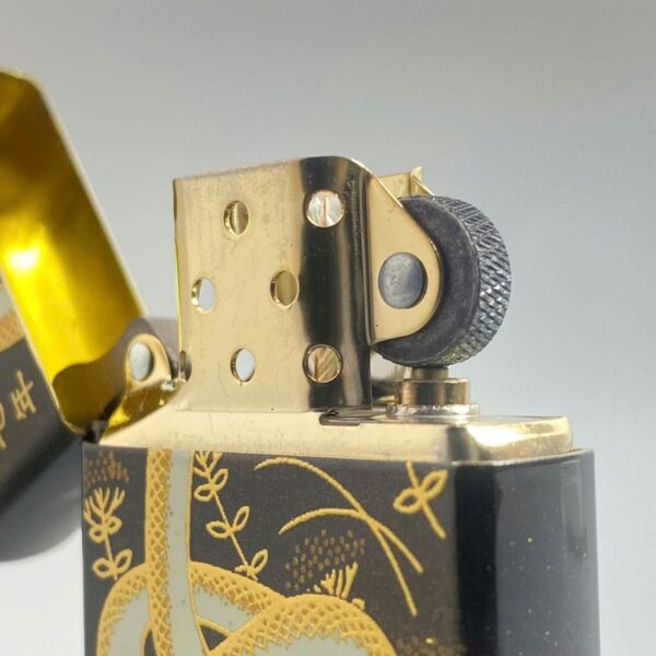 Zippo-2LAC-SNAKE-Makie-Year-of-Snake-2025-ZA-6-2-2.jpg