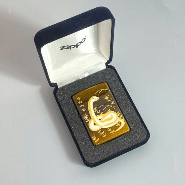 Zippo-2LAC-SNAKE-Makie-Year-of-Snake-2025-ZA-6-2-5.jpg