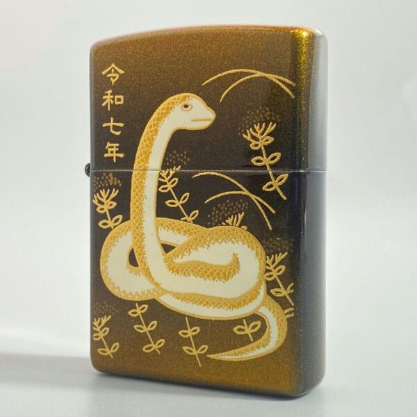 Zippo-2LAC-SNAKE-Makie-Year-of-Snake-2025-ZA-6-2-7.jpg